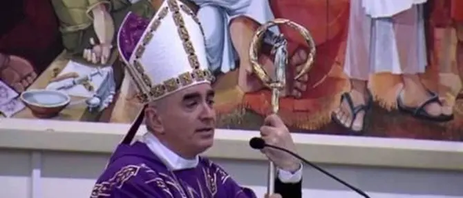 Il vescovo che canta Noemi e Mengoni durante l’omelia