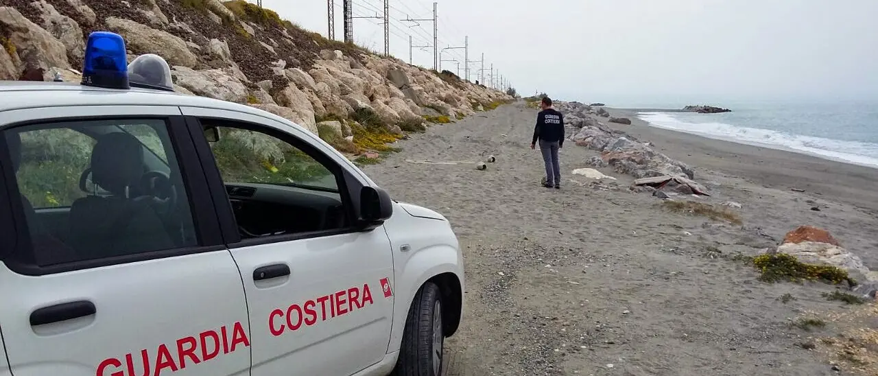 Amantea: la Guardia Costiera individua eternit abbandonato sulla spiaggia di Coreca