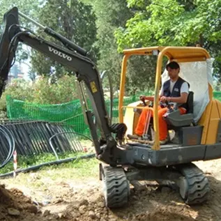 Travolto da un escavatore, muore imprenditore nel catanzarese