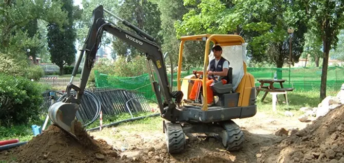 Travolto da un escavatore, muore imprenditore nel catanzarese