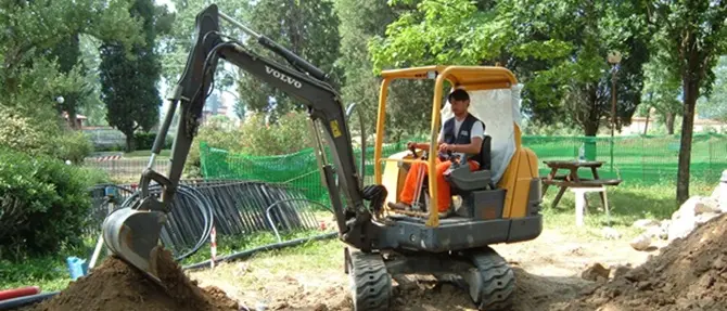 Travolto da un escavatore, muore imprenditore nel catanzarese