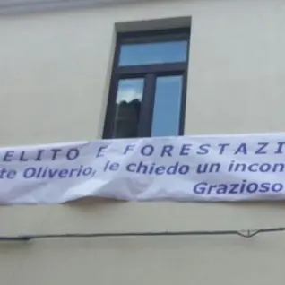 Catanzaro, lo striscione di Grazioso Manno