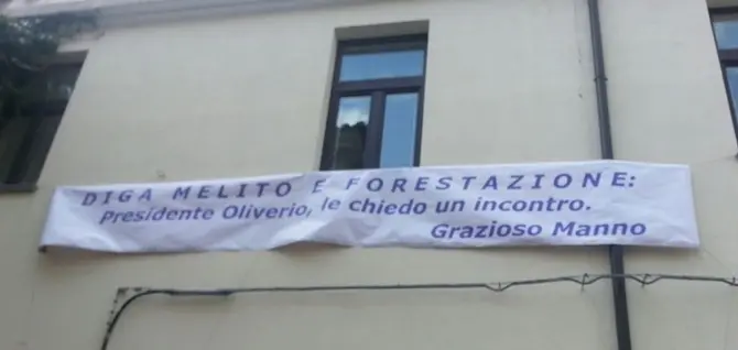 Catanzaro, lo striscione di Grazioso Manno