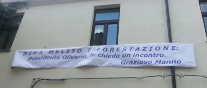 Catanzaro, lo striscione di Grazioso Manno