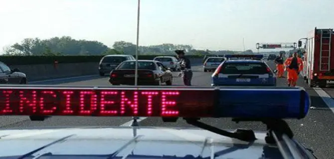 Scontro in autostrada tra Lamezia e Falerna, due feriti