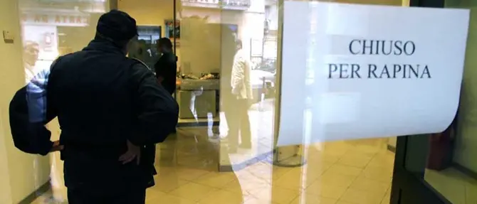 Davoli (CZ), rapinata la Banca popolare del Mezzogiorno. Bottino da 70mila euro