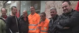 NUOVA PROTESTA DEGLI EX OPERAI EUROCOOP, TENSIONI DAVANTI ALLA PREFETTURA DI VIBO VALENTIA