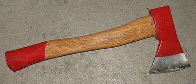 Vibo: tenta di colpire con l'accetta il fidanzato della figlia