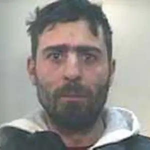 Fa vedere la pistola agli amici ma gli parte un colpo e ne ferisce uno, arrestato