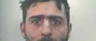 Fa vedere la pistola agli amici ma gli parte un colpo e ne ferisce uno, arrestato