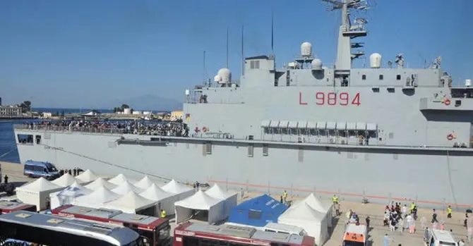 Reggio Calabria, sbarcati 677 migranti VIDEO