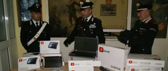 Cosenza, impiegato ruba computer nella scuola in cui lavora