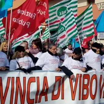Vibo Valentia, lavoratori della provincia consegnano la scheda elettorale