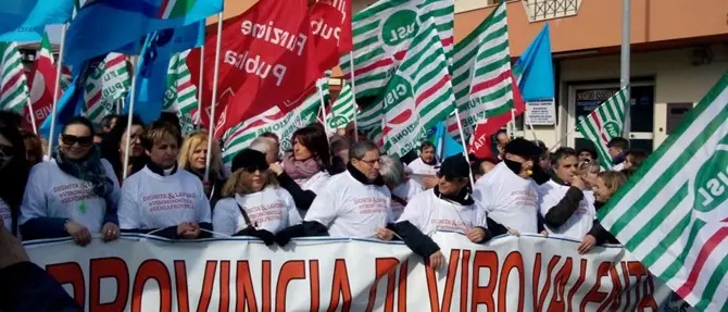 Vibo Valentia, lavoratori della provincia consegnano la scheda elettorale