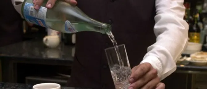 Chiede un bicchiere d’acqua ma gli servono candeggina, è in grave condizioni