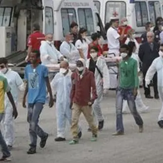 Crotone, sbarcati 250 migranti e tre cadaveri