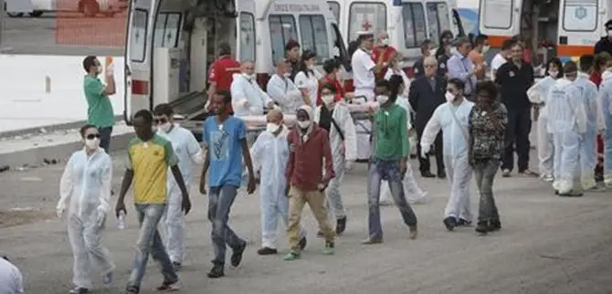 Crotone, sbarcati 250 migranti e tre cadaveri