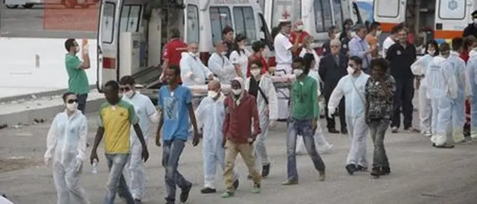 Crotone, sbarcati 250 migranti e tre cadaveri