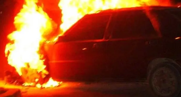 Auto in fiamme a Rossano, distrutta la Smart di un addetto alla vigilanza\n