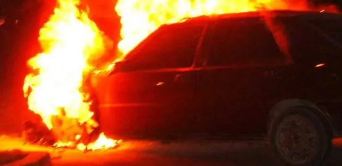 Auto in fiamme a Rossano, distrutta la Smart di un addetto alla vigilanza\n