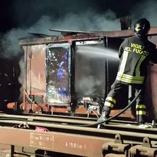 Crotone, incendio vagone treno in disuso