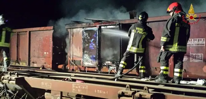 Crotone, incendio vagone treno in disuso