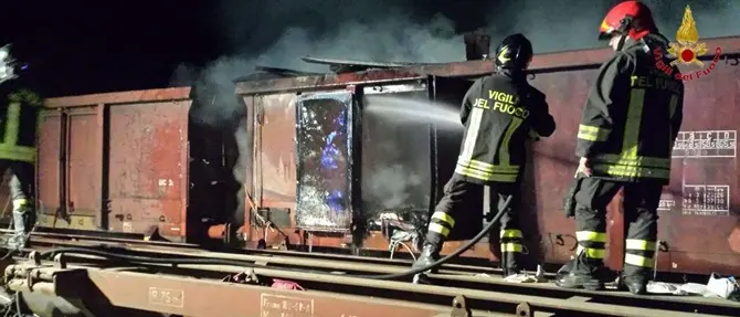 Crotone, incendio vagone treno in disuso
