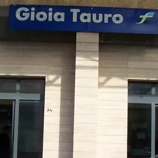 Gioia Tauro, evade i domiciliari per tentare il suicidio