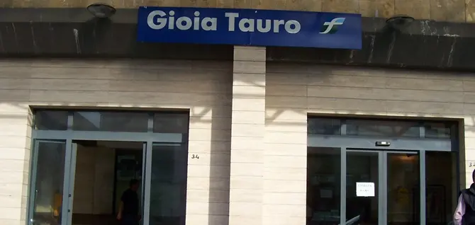 Gioia Tauro, evade i domiciliari per tentare il suicidio