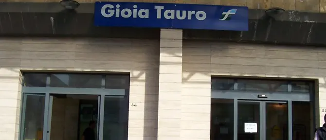 Gioia Tauro, evade i domiciliari per tentare il suicidio