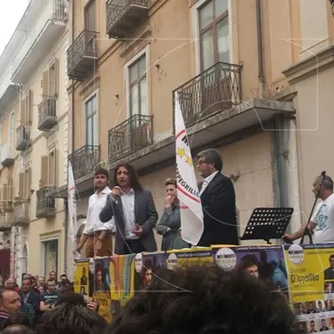 Lamezia, bagno di folla per il parlamentare grillino Alessandro Di Battista VIDEO