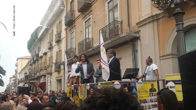 Lamezia, bagno di folla per il parlamentare grillino Alessandro Di Battista VIDEO