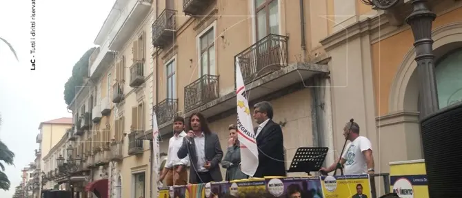 Lamezia, bagno di folla per il parlamentare grillino Alessandro Di Battista VIDEO