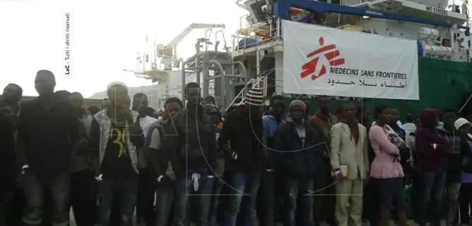 Nuovo sbarco di migranti al porto di Vibo Marina. Fermato scafista FOTO E VIDEO