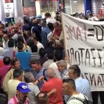 Ammortizzatori sociali,i lavoratori occupano l’aeroporto di Lamezia. Danni ingenti FOTO E VIDEO