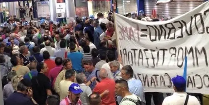 Ammortizzatori sociali,i lavoratori occupano l’aeroporto di Lamezia. Danni ingenti FOTO E VIDEO