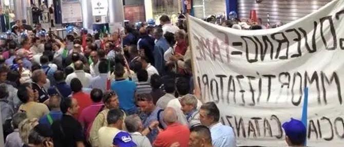 Ammortizzatori sociali,i lavoratori occupano l’aeroporto di Lamezia. Danni ingenti FOTO E VIDEO