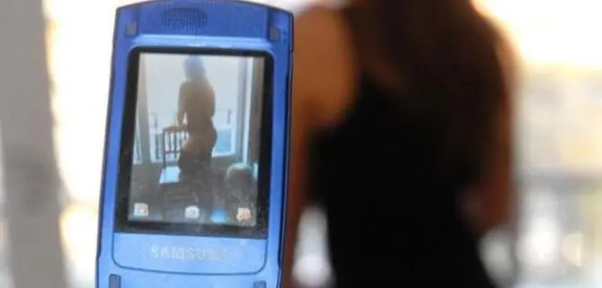 Catanzaro: chiedeva soldi per non pubblicare foto ‘hot’ sui social, arrestato uomo in Toscana VIDEO