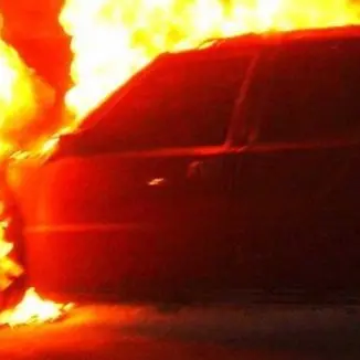 Shock nel Vibonese, in fiamme l’auto del parroco di Vallelonga
