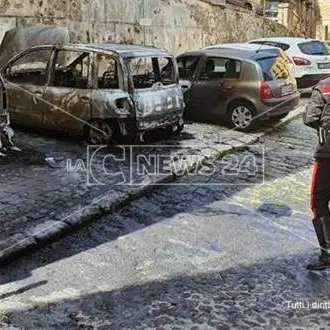 Danno fuoco a tre auto, denunciati tre giovani cosentini
