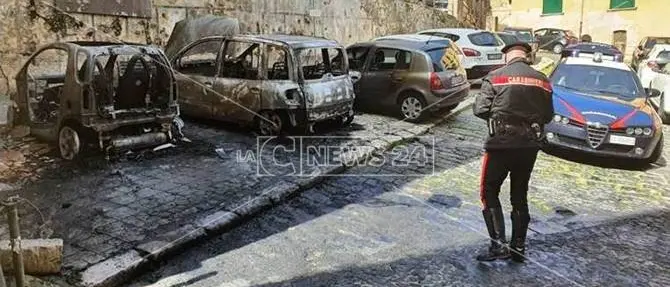 Danno fuoco a tre auto, denunciati tre giovani cosentini