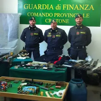 Maxisequestro di armi nel Crotonese: trovati 13 fucili, 8 pistole e mille munizioni (VIDEO)