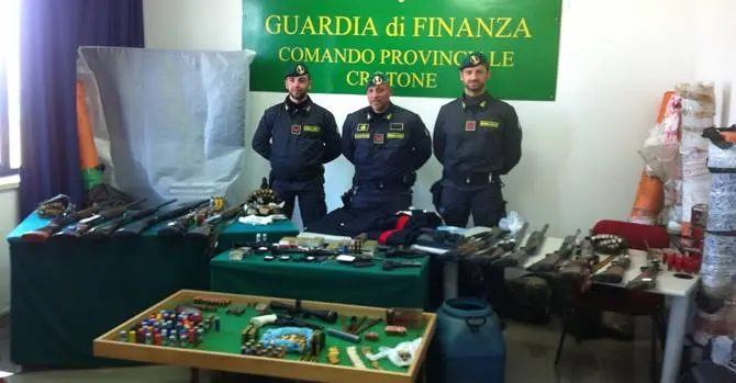 Maxisequestro di armi nel Crotonese: trovati 13 fucili, 8 pistole e mille munizioni (VIDEO)