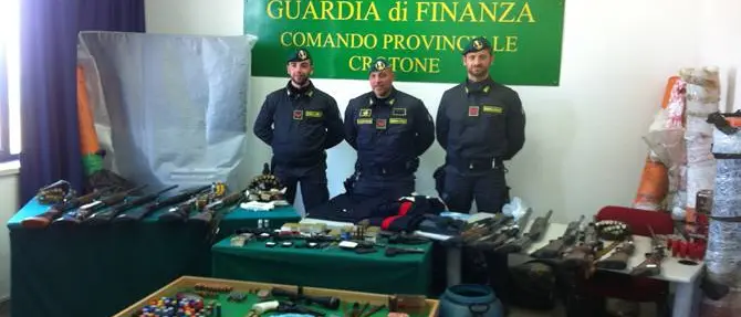 Maxisequestro di armi nel Crotonese: trovati 13 fucili, 8 pistole e mille munizioni (VIDEO)