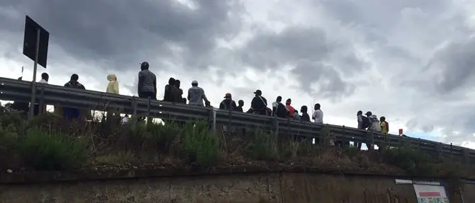 Protesta migranti nel Crotonese: bloccata la statale 106