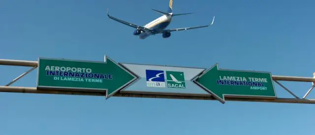 Forte vento a Napoli, tre voli dirottati a Lamezia