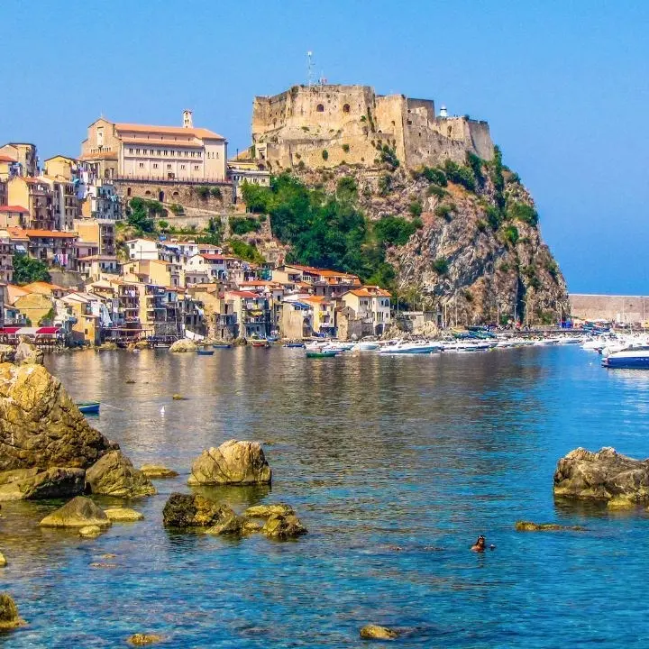 Scilla, dal borgo di Chianalea al castello Ruffo che domina lo Stretto: il fascino della regina della Costa viola