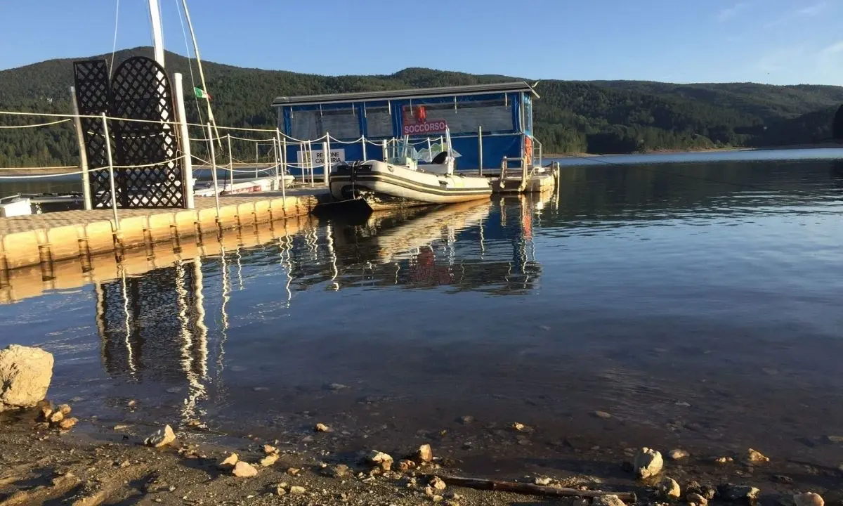 Gara di nuoto nelle acque del lago Arvo, tutto pronto a Lorica per l’evento “Da zero a 1400”