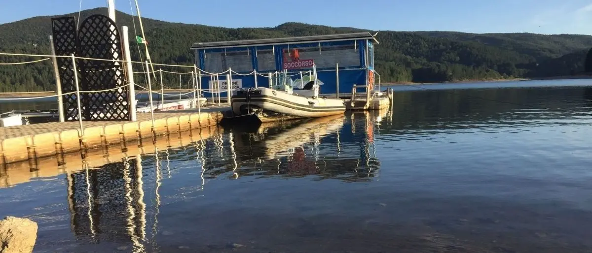 Gara di nuoto nelle acque del lago Arvo, tutto pronto a Lorica per l’evento “Da zero a 1400”