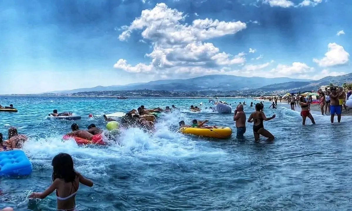 A Montauro il “Mat festival”, l’esuberante e colorato campionato dei materassini da mare